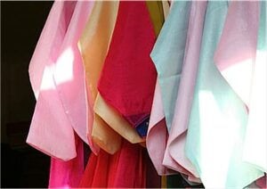 Kleidung mit leuchtenden Farben