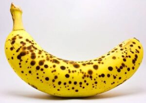 Banane mit braunen Flecken