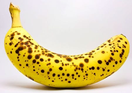 Verschwendung von Lebensmitteln vermeiden Banane mit braunen Flecken