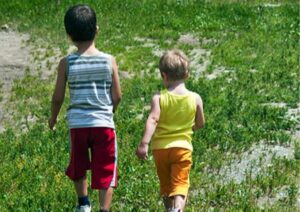 Kinder auf einer Wiese