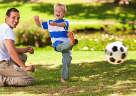 Kind und Vater in Freien