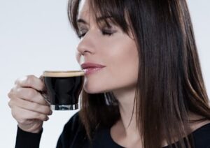 Frau trinkt Kaffee