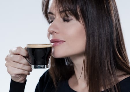 Frau trinkt Kaffee