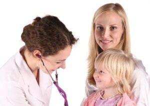 Mutter und Kind beim Arzt