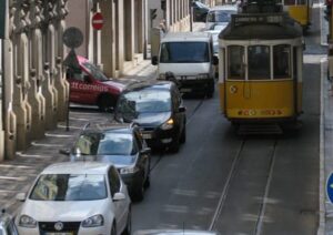 Strassenbahn und Autos