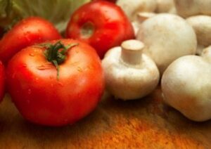 Frische Tomaten und Champignons