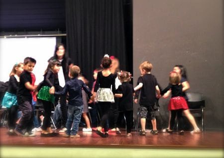 Musikspiele mit Kindern Kinder tanzen