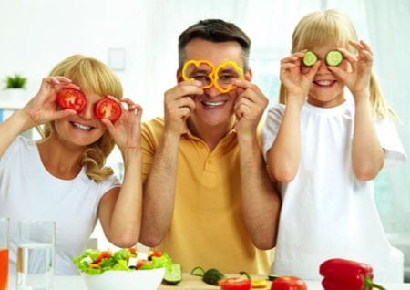 Vater mit Kindern beim Essenmarken