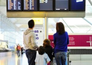 Familie am Flughafen