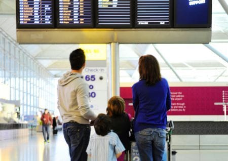 Reisen und Auslanderfahrung Familie am Flughafen