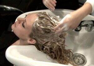 Haarewaschen mit Shampoo