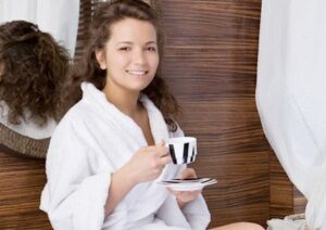 Junge Frau im Morgenmantel