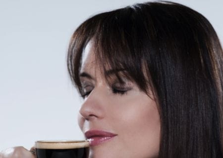 Faulheit überwinden Frau mit Kaffee