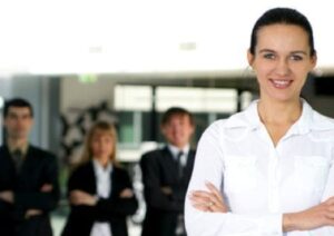 Junge Frau und Arbeitskollegen
