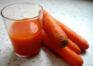 Carrots and fresh carrot juice