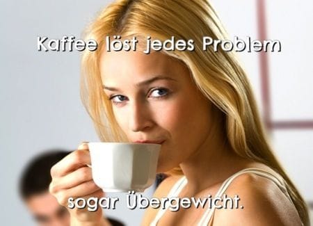 Frau trinkt Kaffee