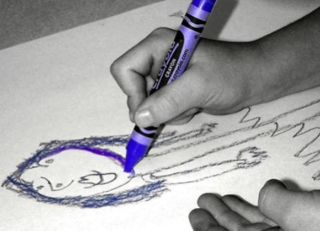 Kind malt mit blauem Stift