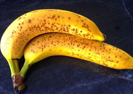 leicht fleckige Bananen leicht fleckige Bananen