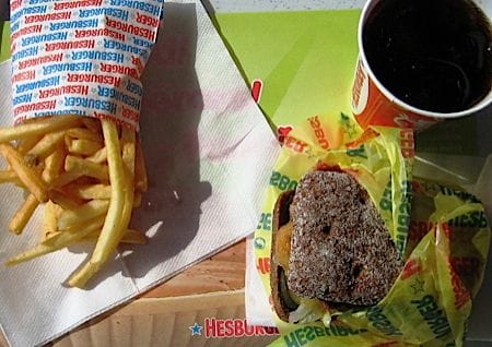 Fast Food auf Tablett