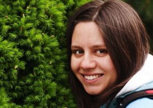 Junge Frau in der Natur