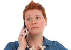 Frau am Telefon macht sich Sorgen