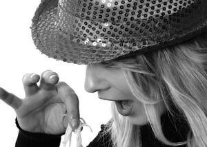 Frau isst Spaghetti mit Fingern