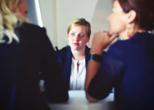 Geschäftsfrauen im Gespräch