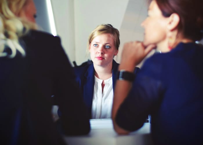 Geschäftsfrauen im Gespräch