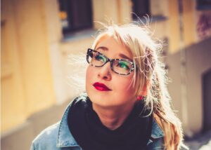 Junge Frau überlegend
