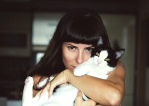 Eine Katze und ihr Frauchen