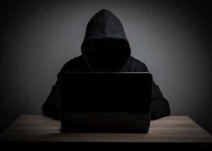 Computer Hacker mit schwarzer Kapuze