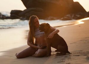 Hund und Frauchen am Strand