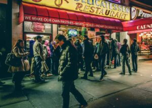 Warteschlange vor Restaurant