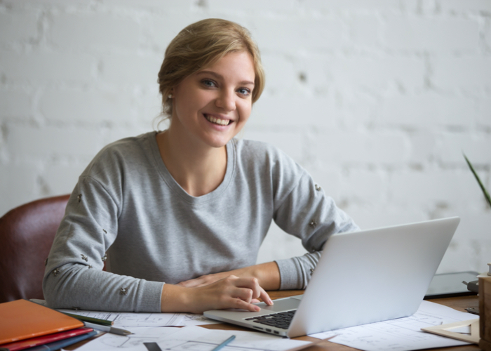Frau am Computer arbeitet von zu Hause