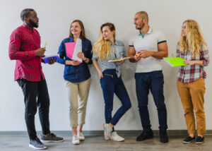 Menschen verschiedener Kulturen mit Notebooks