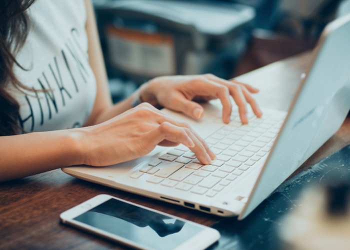 Person mit Laptop surft Internet