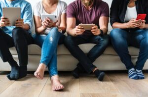 Lesen Sie mehr über den Artikel Gefangen im Feed: Wie Social Media heimlich unsere Gedanken und Gefühle lenkt